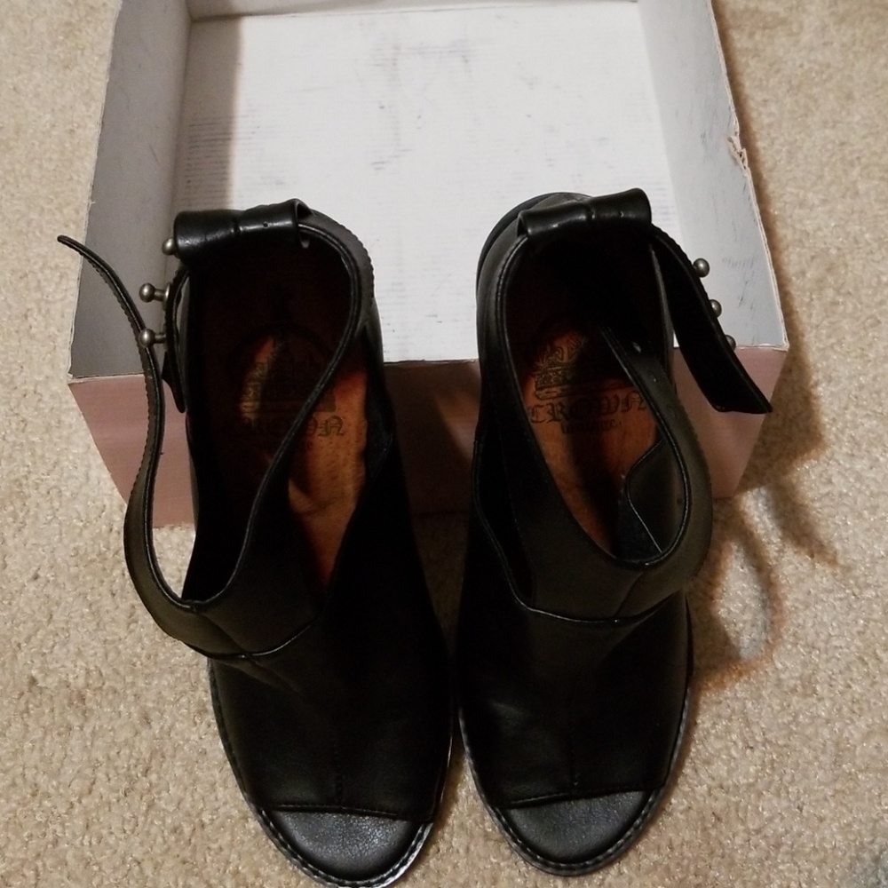 Shoes - Picture 3 of 4
